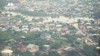 LE PRESIDENT DU GHANA SUR LE TERRAIN POUR VOIR L'ÉTENDUE DES DÉGATS DES INONDATIONS À ACCRA